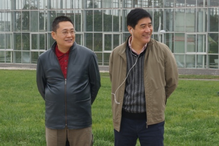 董事长兼总经理吴纯劳（左）与副总经理周勇（右）一起为比赛员工加油